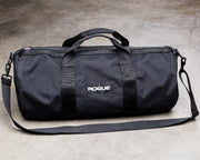 ROGUE ジムバッグ ブラックにトレーニングベルトやニースリーブを収納した使用例、開口部と収納力が分かる斜め構図