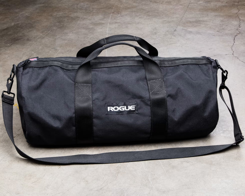ROGUE ジムバッグ ブラックにトレーニングベルトやニースリーブを収納した使用例、開口部と収納力が分かる斜め構図