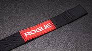 ROGUE オハイオリフティングストラップ ブラック＆レッド ロゴタグ中央の接写、ストラップ厚みと織り目の質感が分かる水平アングル