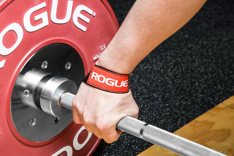 ROGUE オハイオリフティングストラップ ブラック＆レッド 手首に巻いてバーベルを握る使用シーン、リスト固定状態が分かる横視点
