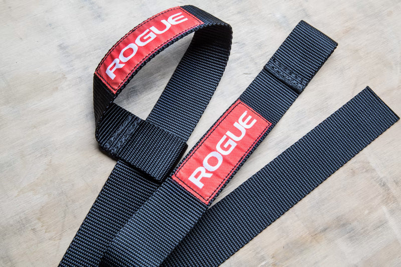 ROGUE オハイオリフティングストラップ ブラック＆レッド 床に広げた全体構図、左右ストラップ配置とロゴ位置が分かる俯瞰アングル