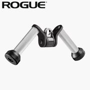 シルバーのROGUE Vグリップ ケーブルアタッチメントを斜め前方から捉えた全体ビュー。回転式センタースイベルとローレット加工グリップを確認できるデザイン