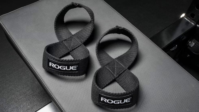 ブラックカラーのROGUE ヘビーデューティー8リフティングストラップを上方斜めから撮影したペア全体ビュー、織り構造とループ形状を確認可能