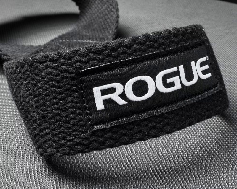 ブラックカラーのROGUE ヘビーデューティー8リフティングストラップのRogueロゴタグと高強度コットンウェビングを拡大した詳細ビュー
