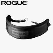 ROGUE マルチベルト ブラック 正面斜めから全体を捉えたトレーニングベルト本体、ROGUEロゴとチェーン・Dリング構造が確認できるデザイン