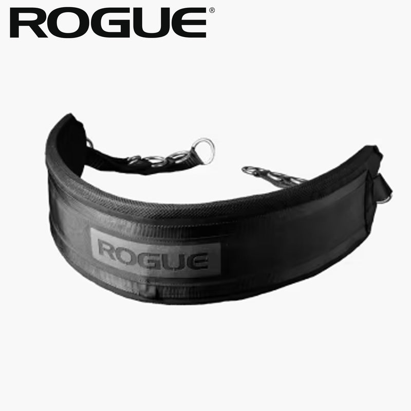 ROGUE マルチベルト ブラック 正面斜めから全体を捉えたトレーニングベルト本体、ROGUEロゴとチェーン・Dリング構造が確認できるデザイン