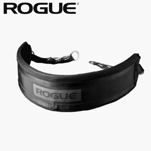 ROGUE マルチベルト ブラック 正面斜めから全体を捉えたトレーニングベルト本体、ROGUEロゴとチェーン・Dリング構造が確認できるデザイン