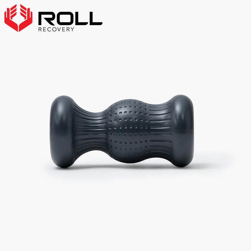ROLL Recovery R3 フットローラー ブラックを正面から捉えた全体ビュー。独自形状と凹凸のある表面デザインが分かるモビリティローラー
