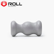 ROLL Recovery R3 フットローラー シーソルトグレーを正面から捉えた全体ビュー。足裏にフィットする独自形状と表面加工を確認できる