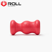 ROLL Recovery R3 フットローラー レッドを正面から捉えた全体ビュー。中央の凹凸と両端のカーブ形状を確認できるモビリティローラー