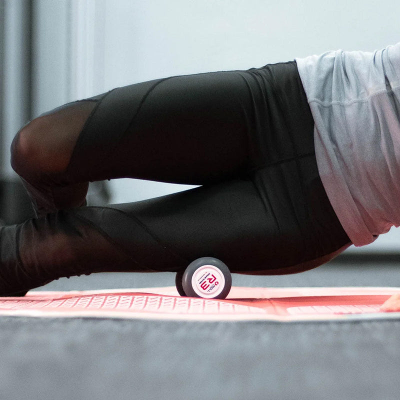 ROLL Recovery R3 フットローラー ブラックをふくらはぎの下に当てて使用する様子。下腿部を効率よくケアするモビリティシーン