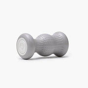 ROLL Recovery R3 フットローラー シーソルトグレーを斜め前方から撮影。側面エンドキャップと立体的なローラー形状が分かるアングル