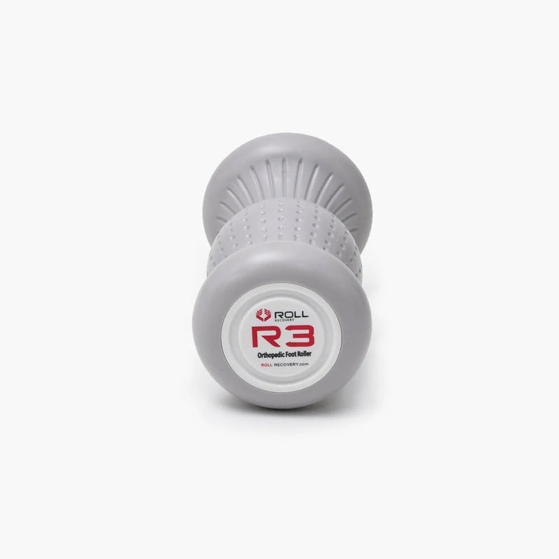 ROLL Recovery R3 フットローラー シーソルトグレーを正面端面から撮影。エンドキャップのR3ロゴとローラー全体の奥行きが分かる構図