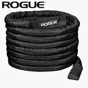 ROGUE 45フィート シース付きコンディショニングロープ ブラック コイル状に巻かれた全体を正面から捉えロゴタグと厚みが分かる構図
