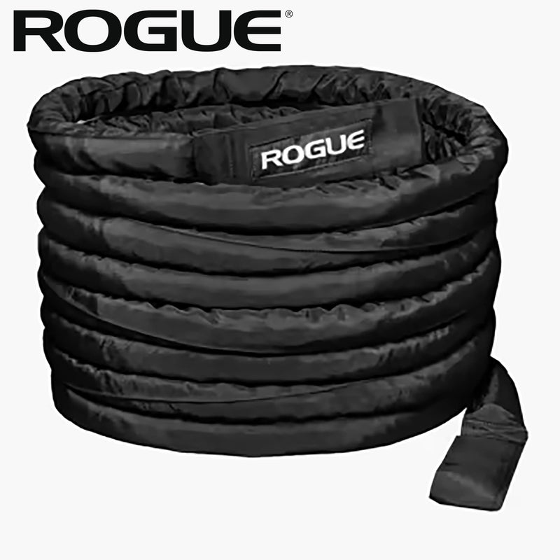 ROGUE 45フィート シース付きコンディショニングロープ ブラック コイル状に巻かれた全体を正面から捉えロゴタグと厚みが分かる構図