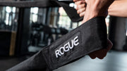 ROGUE 45フィート シース付きコンディショニングロープ ブラック 手元を斜め上から捉えた接写でシース素材とグリップ部分の質感が分かる構図