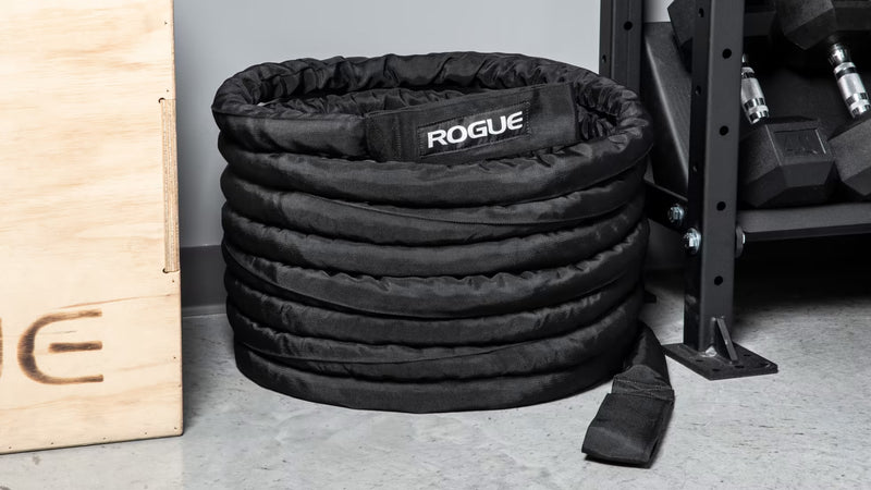 ROGUE 45フィート シース付きコンディショニングロープ ブラック 床置きされた状態を斜め上から捉え周囲器具とのサイズ感と収納状態が分かる構図
