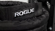 ROGUE 45フィート シース付きコンディショニングロープ ブラック ロゴタグ部分を斜め上から捉えブランド表示と縫製ディテールが分かる接写構図