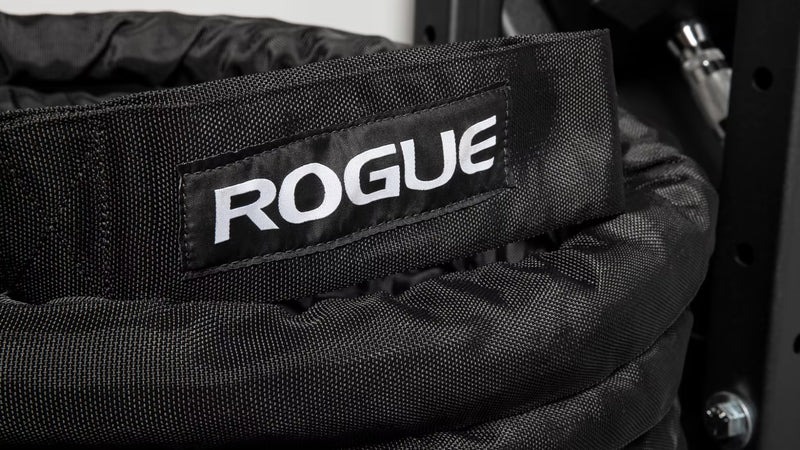 ROGUE 45フィート シース付きコンディショニングロープ ブラック ロゴタグ部分を斜め上から捉えブランド表示と縫製ディテールが分かる接写構図