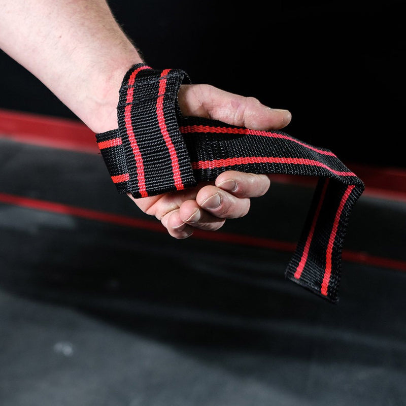 SLINGSHOT スーパーヘビーデューティー リフティング ストラップ ブラックの生地厚と縫製構造が分かるよう、手に持った状態を斜め上から捉えたディテール表示