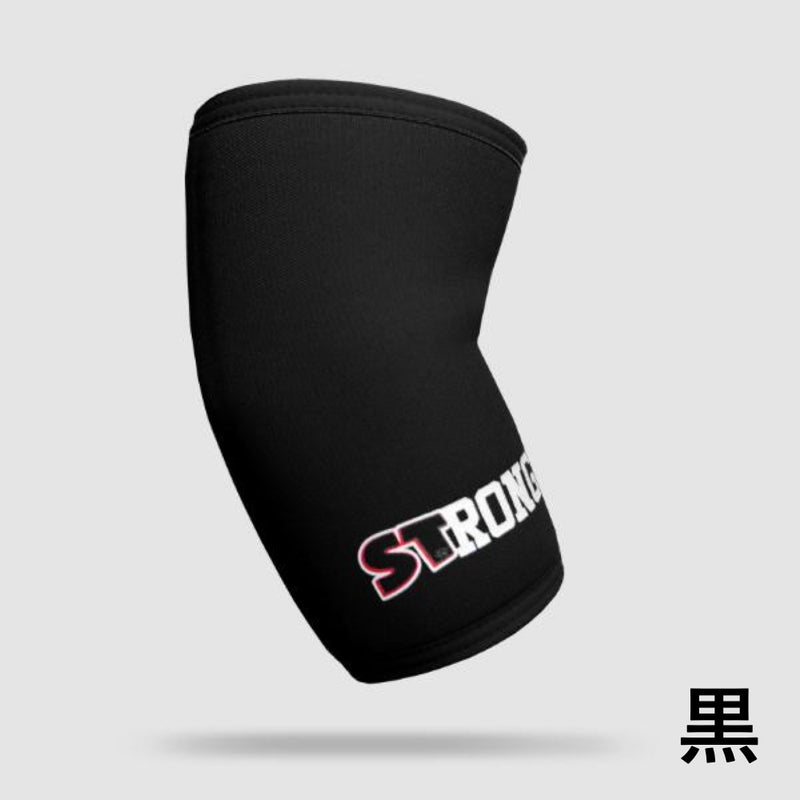 SLINGSHOT ストロング エルボースリーブ ブラックの単体製品を斜め前方から捉えた構図。肘全体を包む立体フォルムと適度な厚み、STRONGロゴ位置が確認できる視点
