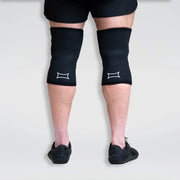 SLINGSHOT STRONG ニースリーブ ブラックの背面装着ビュー、膝裏からふくらはぎまで確認できる後方角度の膝サポーター着用状態