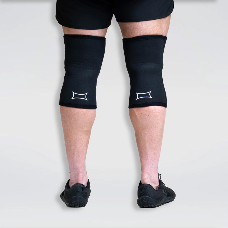 SLINGSHOT STRONG ニースリーブ ブラックの背面装着ビュー、膝裏からふくらはぎまで確認できる後方角度の膝サポーター着用状態