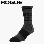 ROGUE ソックス ブラックグレーを斜め前方から捉えたミドル丈デザインで編み分けパターンと足首サポート構造が分かる仕様