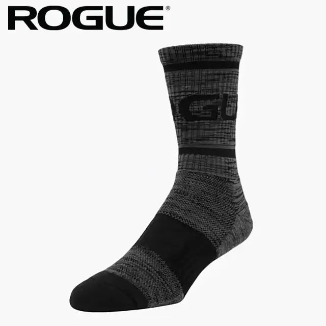 ROGUE ソックス ブラックグレーを斜め前方から捉えたミドル丈デザインで編み分けパターンと足首サポート構造が分かる仕様