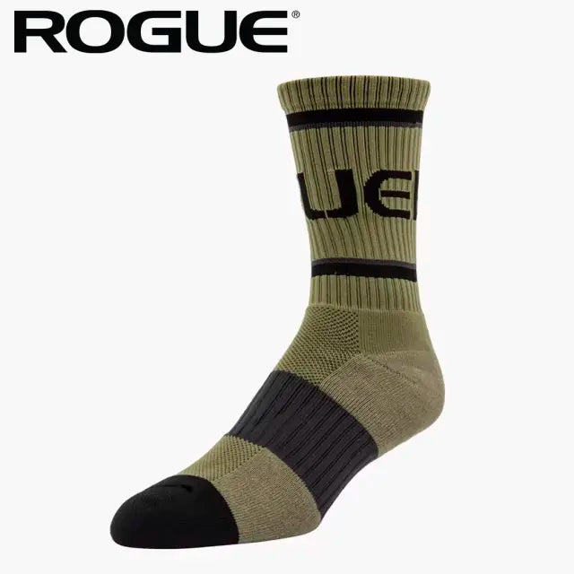 ROGUE ソックス オリーブグリーンを斜め前方から捉えたミドル丈デザインで縦リブ編みとロゴ配置、足裏サポート構造が分かる仕様