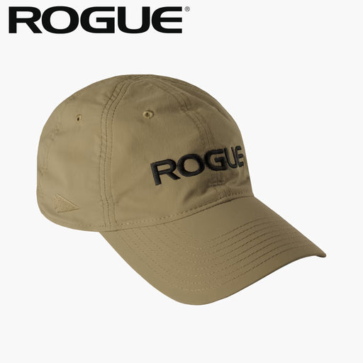 コヨーテカラーのTAC HATを斜め前方から捉えたROGUEロゴ刺繍入りカーブバイザー仕様のハット