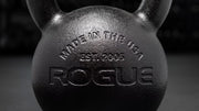 ROGUE ケトルベル Eコート ブラック 本体中央ロゴ刻印を正面から接写しMADE IN USA表記と表面仕上げが分かる構図