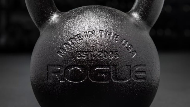 ROGUE ケトルベル Eコート ブラック 本体中央ロゴ刻印を正面から接写しMADE IN USA表記と表面仕上げが分かる構図
