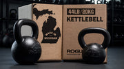 ROGUE ケトルベル Eコート ブラック 梱包箱と並べて斜め前から捉え製品サイズ感とパッケージ表示が分かる構図