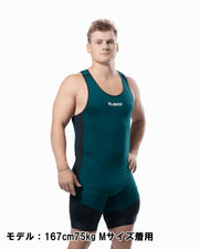 ELEIKO ウェイトリフティングシングレット メンズ ストロングブルーを胸から太腿までの正面寄りの角度で捉えた着用状態。胸中央のELEIKOロゴと体に密着するコンプレッションフィットが分かるシングレット