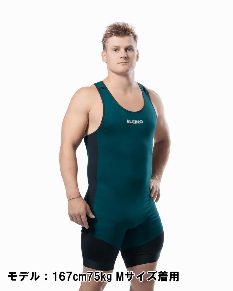 ELEIKO ウェイトリフティングシングレット メンズ ストロングブルーを胸から太腿までの正面寄りの角度で捉えた着用状態。胸中央のELEIKOロゴと体に密着するコンプレッションフィットが分かるシングレット