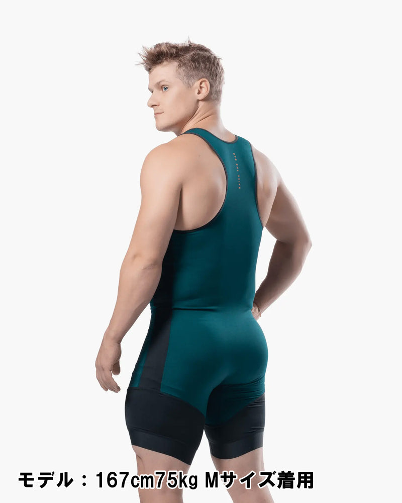 ELEIKO ウェイトリフティングシングレット メンズ ストロングブルーを背面斜めから捉えた着用スタイル。背中のレーサーバック形状と背面中央のRAISE THE BARロゴ、ヒップから太腿にかけたフィット感が分かるシングレット