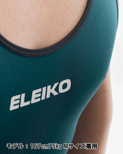 ELEIKO ウェイトリフティングシングレット メンズ ストロングブルーの胸元を正面から拡大した構図。ネックラインの縁取りと胸中央のELEIKOロゴプリント、伸縮性素材の質感が分かるシングレット