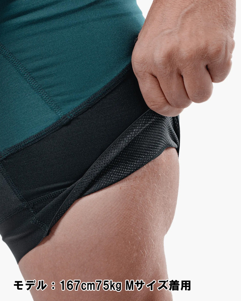 ELEIKO ウェイトリフティングシングレット メンズ ストロングブルーの太腿サイドを横から拡大した構図。ブラック切替パネルと通気性メッシュ素材、太腿周りのコンプレッションフィットが分かるシングレット