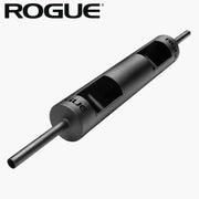 ROGUE LB-2 8インチ ログバー レッド、斜め上からの角度で全体構造を捉えた構図、中央の筒状フレームと両端スリーブ、内部のニュートラルグリップハンドルが確認できるデザイン