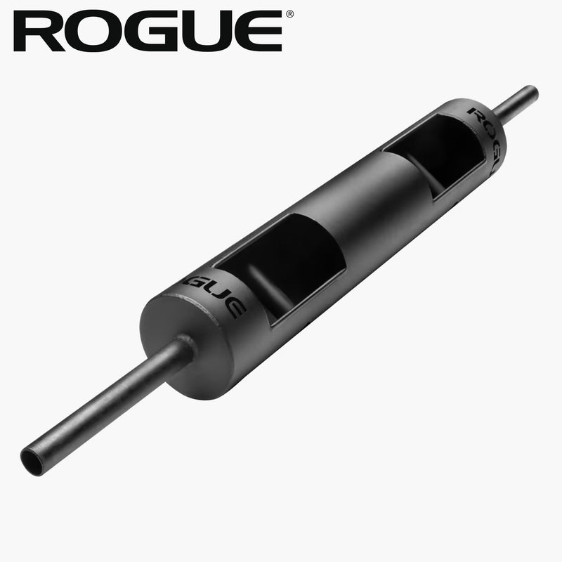 ROGUE LB-2 8インチ ログバー レッド、斜め上からの角度で全体構造を捉えた構図、中央の筒状フレームと両端スリーブ、内部のニュートラルグリップハンドルが確認できるデザイン