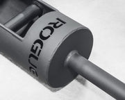 ROGUE LB-2 8インチ ログバー レッド、エンドキャップ部分を斜め上から拡大した構図、ROGUEロゴ刻印と厚みのあるスチール構造、スリーブ接合部の仕上げが分かるディテール