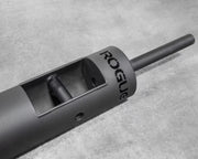ROGUE LB-2 8インチ ログバー レッド、斜め前方から先端側を拡大した構図、ROGUEロゴ刻印エンドキャップとスリーブ部分、内部ハンドル構造が分かるディテール