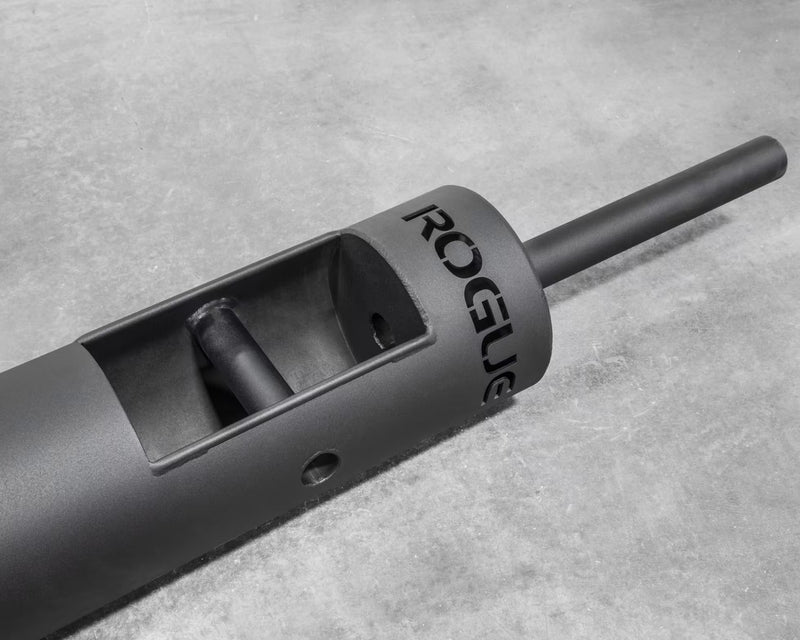 ROGUE LB-2 8インチ ログバー レッド、斜め前方から先端側を拡大した構図、ROGUEロゴ刻印エンドキャップとスリーブ部分、内部ハンドル構造が分かるディテール
