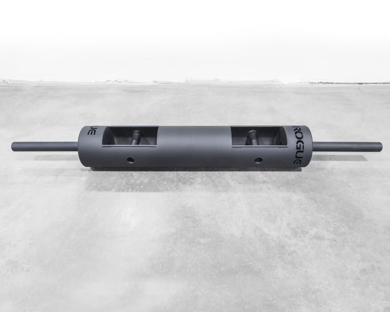 ROGUE LB-2 8インチ ログバー レッド、正面から水平アングルで全体を捉えた構図、円筒形ログボディと両側プレート装着用スリーブ、内部ハンドル位置が分かる外観