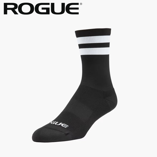 SW0024-WEB1_ekyhkr.avif：ROGUE ベーシッククルーソックス ブラック、斜め前方から足首〜つま先までを捉えた構図、履き口のホワイトライン2本と足先のROGUEロゴ、立体編みサポート構造が分かる外観