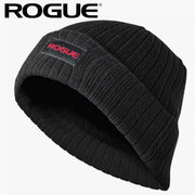 ROGUE ビーニー ブラック リブ編みの厚みと折り返し部分の赤ロゴパッチを斜め前から強調したシンプルデザイン