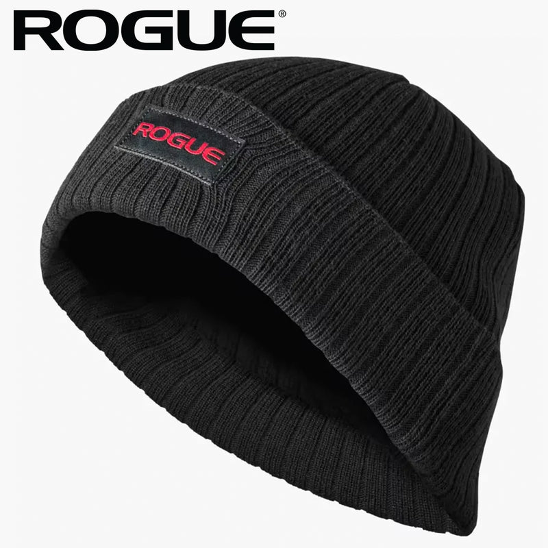 ROGUE ビーニー ブラック リブ編みの厚みと折り返し部分の赤ロゴパッチを斜め前から強調したシンプルデザイン