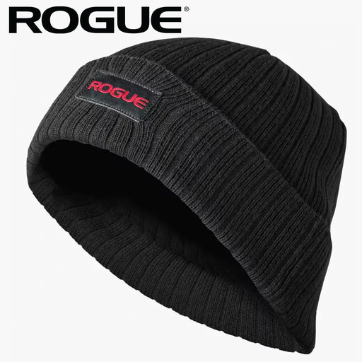 ROGUE ビーニー ブラック リブ編みの厚みと折り返し部分の赤ロゴパッチを斜め前から強調したシンプルデザイン