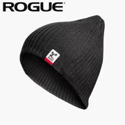 ROGUE ビーニー ブラック リブ編みニット素材の全体を斜め上から捉えたシルエットとフロントタグのロゴディテール